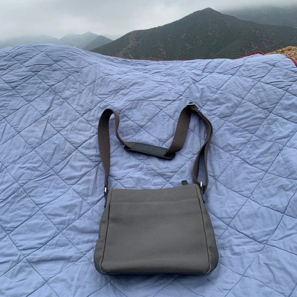 Vintage 2000s ECCO Ely pebbled leather men's crossbody messenger bag in grey